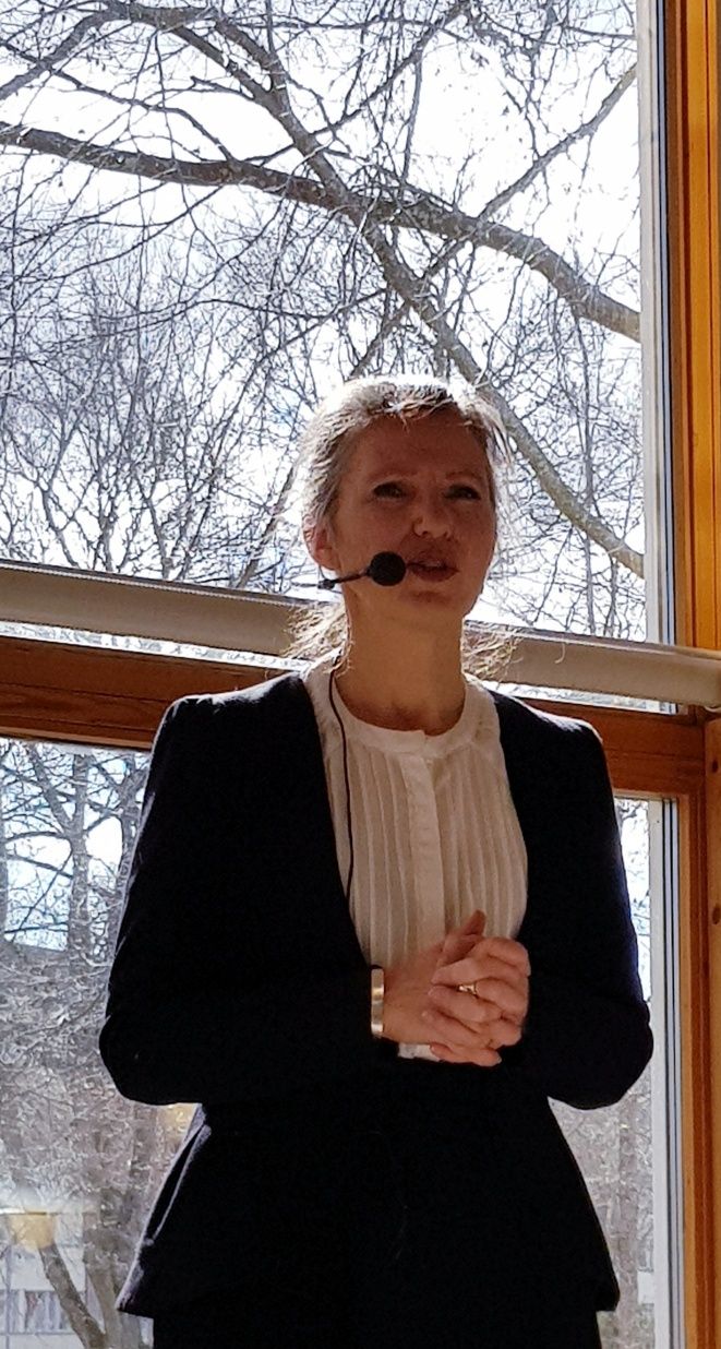 Kristina Sandberg som 2021 fick Uppsala kommuns stipendium till Jan Fridegårds minne talar i biblioteket i Enköping den 2 april 2022 om både sin trilogi om hemmafrun Maj och om sin självbiografiska roman En ensam plats.